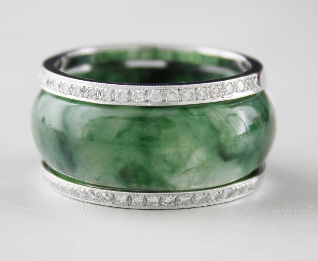 (image for) A 18K WHITE GOLD NATURAL JADEITE / DIAMOND RING